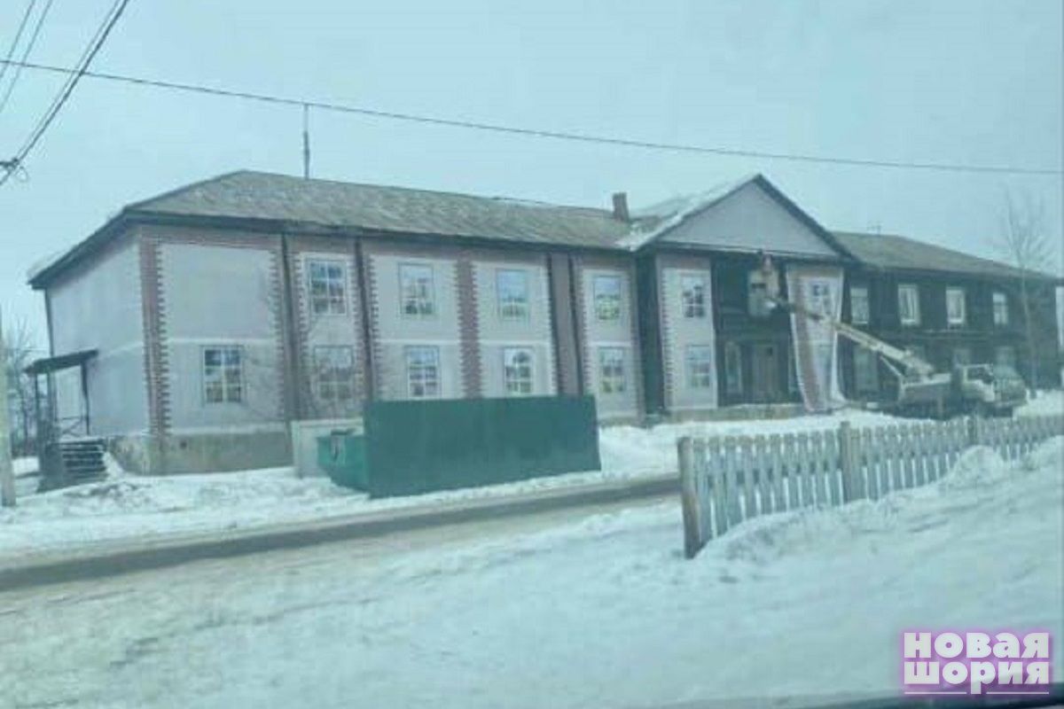 В Полысаеве на старом доме изобразили новый и не смогли объяснить, зачем