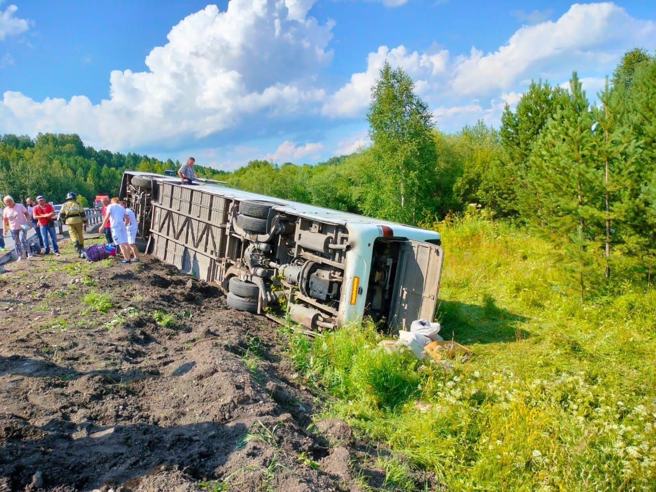 В Кузбассе опрокинулся междугородный автобус