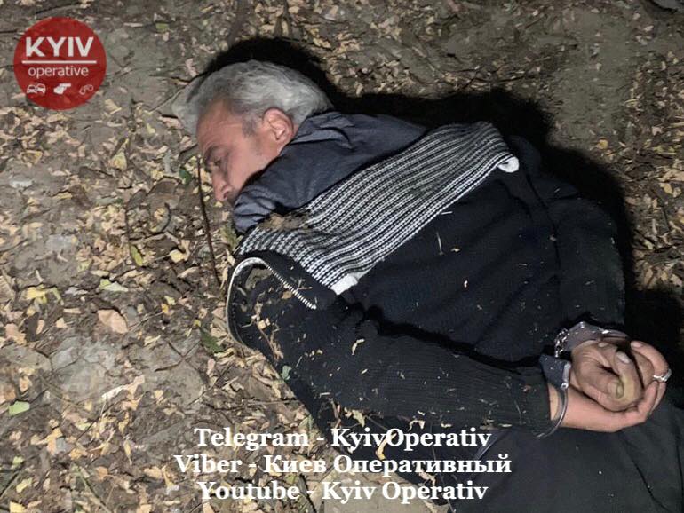 Полиция подошла к подозрительной машине для проверки документов. Фото: &laquo;Киев Оперативный&raquo; qkkihqidrqiqrrkmp