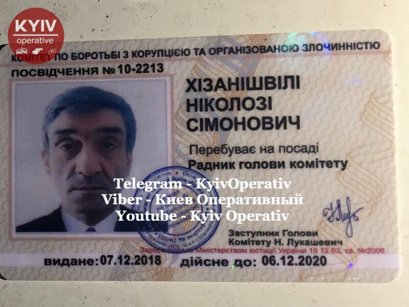 Полиция подошла к подозрительной машине для проверки документов. Фото: Киев Оперативный